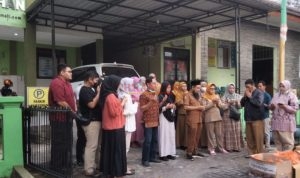 dr. Kristian Aribowo dan Karyawan UPT Puskesmas Pesanggrahan Berdoa Bersama