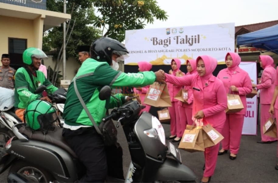 Ibu Ibu Bhayangkari Polres Mojokerto Kota saat bagi bagi takjil