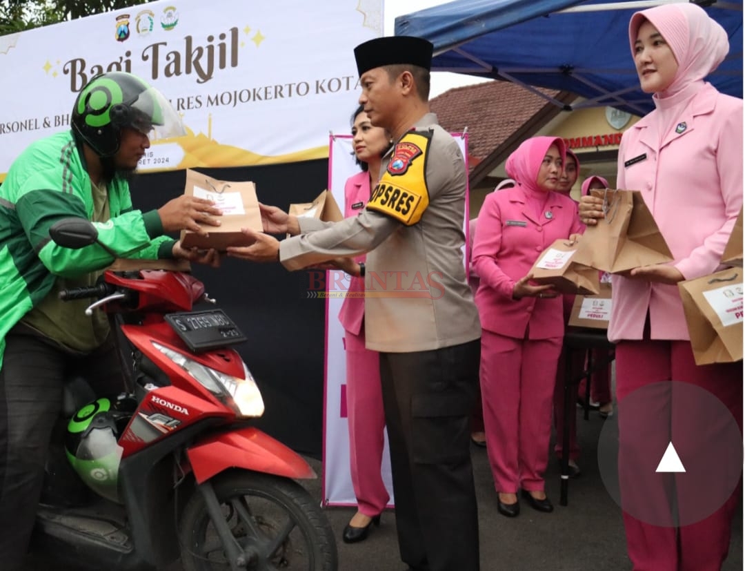 Kapolres Mojokerto Kota AKBP Daniel S. Marunduri SIK MH saat membagikan Takjil kepada Ojol dan masyarakat