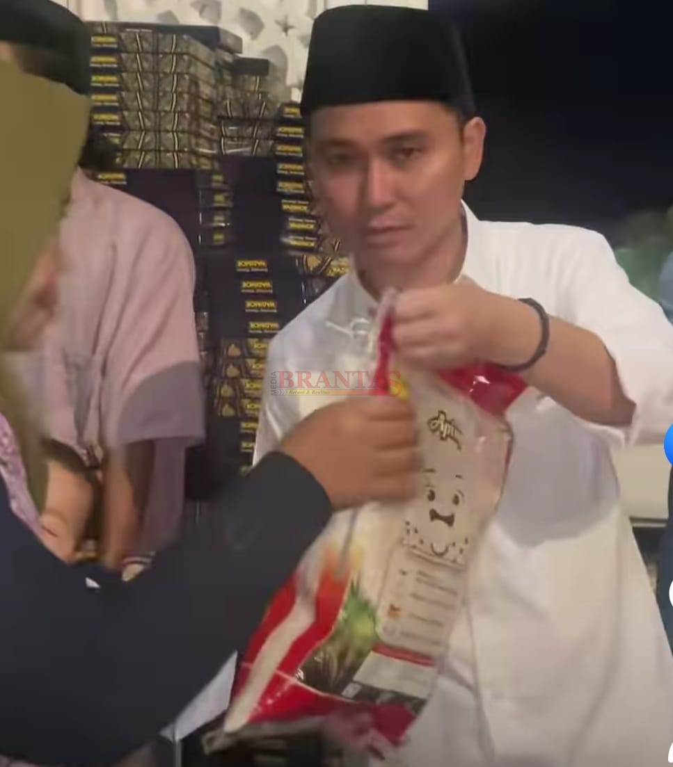 Gus Barra saat memberikan beras Kepada para Relawan BEKISAR, baik Korcam, Kordes dan Baret saat acara buka puasa bersama