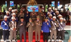 Bupati Mojokerto Ikfina Fahmawati bebarengan karo Sekda Teguh Ginarko lan Kasatpol PP Kab. Mojokerto Eddy Taufiq, sawise upacara pengetan Satpol PP, ing Graha Maja Tama Pendopo, Kamis (7/3/2024).