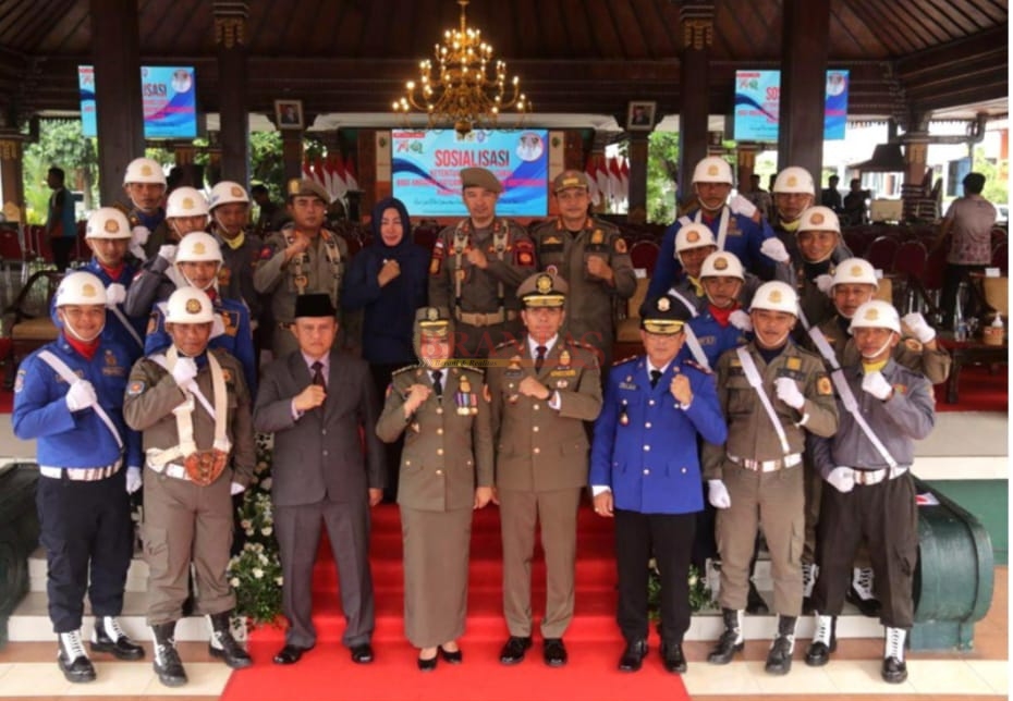 Bupati Mojokerto Ikfina Fahmawati bebarengan karo Sekda Teguh Ginarko lan Kasatpol PP Kab. Mojokerto Eddy Taufiq, sawise upacara pengetan Satpol PP, ing Graha Maja Tama Pendopo, Kamis (7/3/2024).