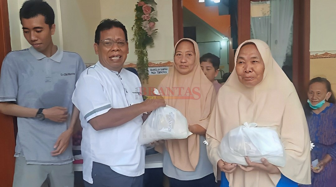 Pengacara Kondang Jatim Kholil Askohar SH MH yang akrab disapa Mr. Alex saat berbagi Zakat Kepada Para Lansia