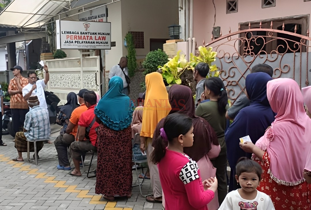 Pengacara Kondang Jatim Mr Alex saat memberikan sambutan dihadapan ratusan ibu ibu penerima zakat di Kantor LBH PERMATA LAW Mojokerto