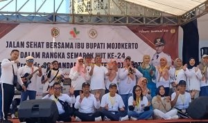 Direktur RSUD Prof dr Soekandar Mojosari dr Djalu Naskutub didampingi Kabag TU dr Ferdiana Photo bersama