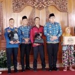 Pj Walikota Mojokerto Ali Kuncoro STTP bersama Sekdakot Mojokerto Gaguk Tri Prasetyo ATD MM, bersama Warga dan Pegawai Non ASN penerima zakat dari KORPRI Kota Mojokerto