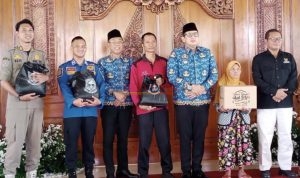 Pj Walikota Mojokerto Ali Kuncoro STTP bersama Sekdakot Mojokerto Gaguk Tri Prasetyo ATD MM, bersama Warga dan Pegawai Non ASN penerima zakat dari KORPRI Kota Mojokerto