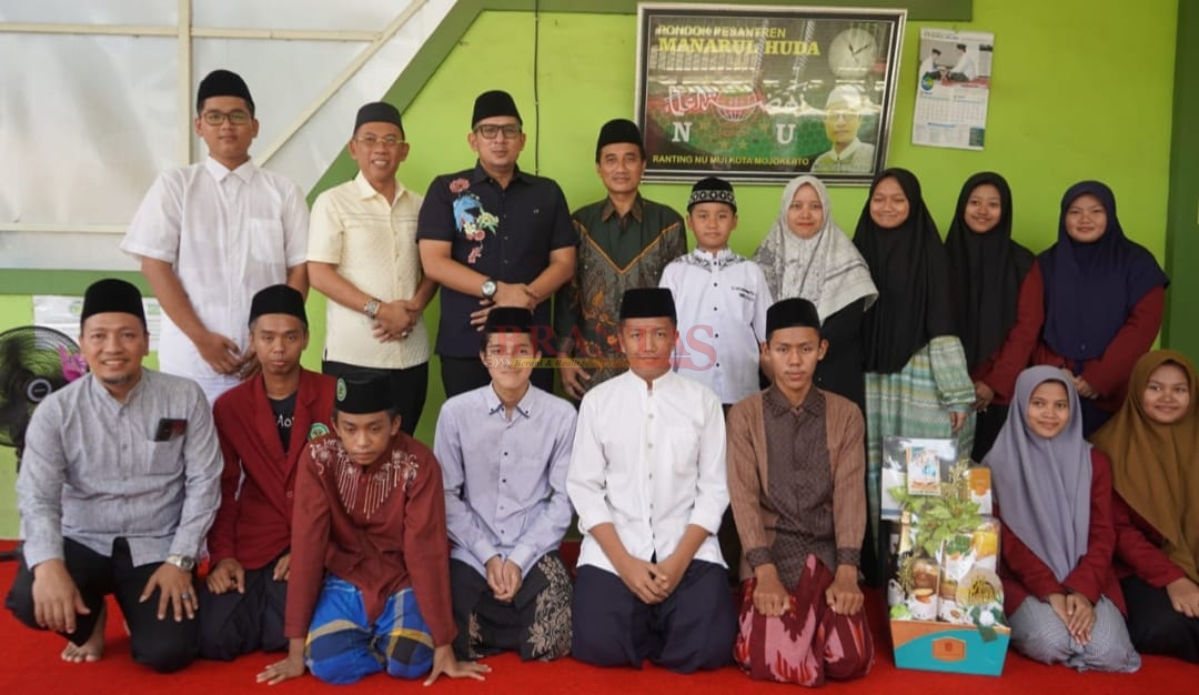 Pj Wali kota didampingi Sekda dan Kabag Kesra berfoto bersama sejumlah santri Ponpes Manarul Huda, Lingkungan Kedungkwali yang dipimpin oleh Ustadz Moh. Zainuri