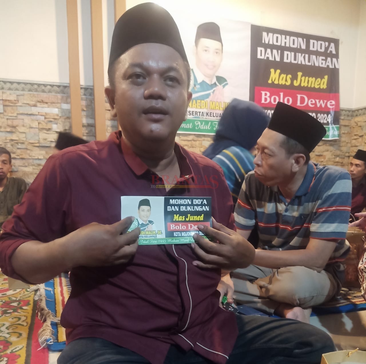 Cak Afif Tokoh NU Kota Mojokerto menempel Stiker Gus Juned didanya yang akan perjuangkan pada Pilkada Kota Mojokerto