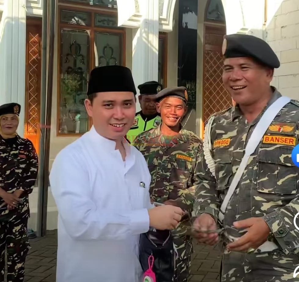 Gus Barra saat berbagi Rezeki dengan Anggota Banser usai jadi Khotib Sholat Id di Masjid Baitul Muttaqin