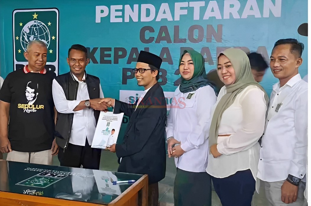 Kades Gebangsari Abah Nyoto Didampingi Perwakilan Kades Saat menyerahkan Formulir pendaftaran Sebagai Calon Wakil Bupati Mojokerto ke DPC PKB Kabupaten Mojokerto