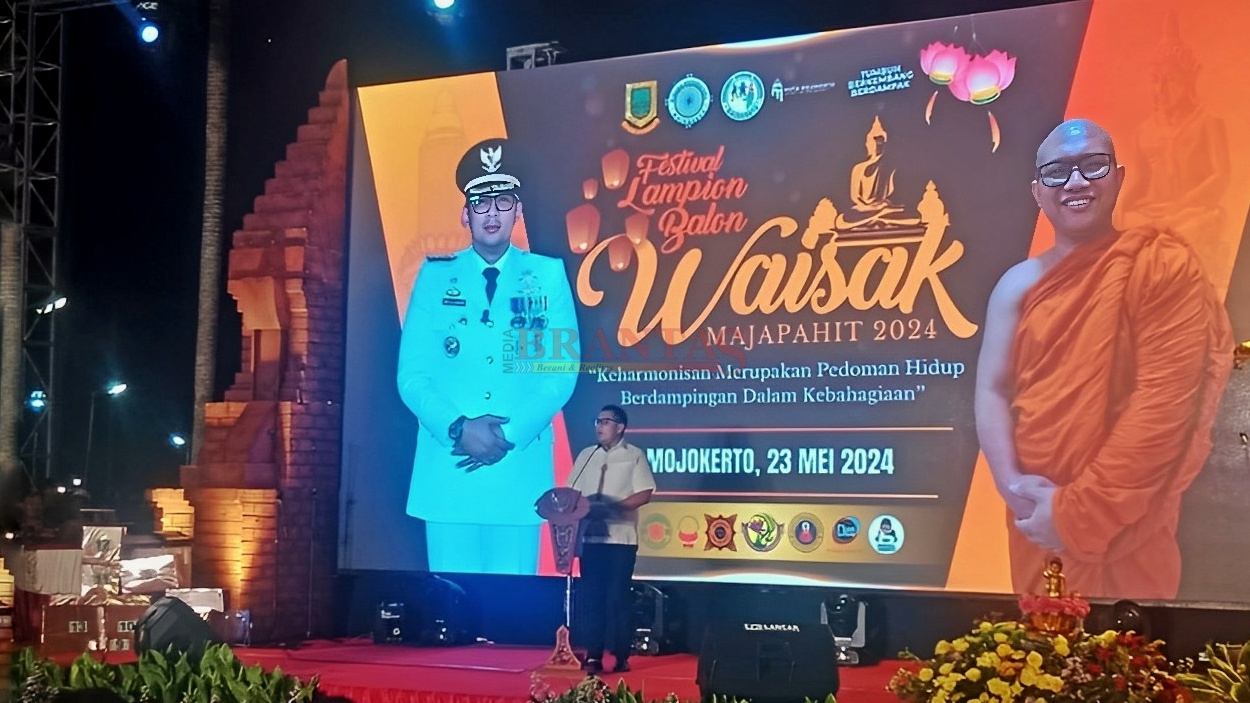 Pj. Wali Kota Mojokerto Moch. Ali Kuncoro saat menyampaikan sambutannya di Festival Lampion Waisak Majapahit 2024