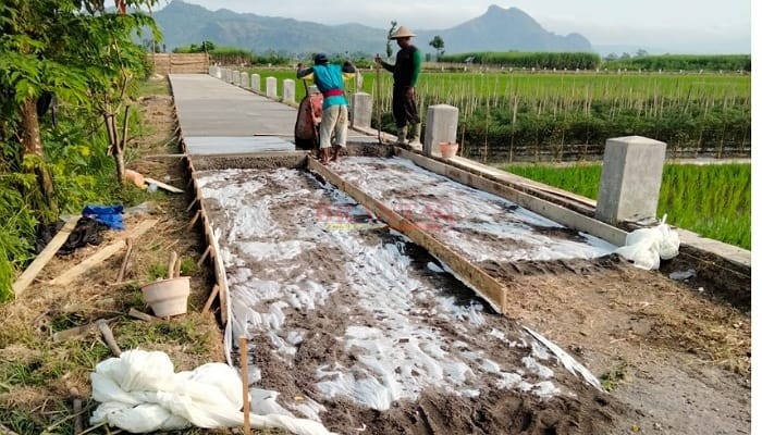 Proses pembangunan jalan rabat beton Desa Tanjungsari