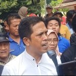 Koordinator Warga Kedunglengkong Hadi Purwanto ST SH ( Hadi Gerung) saat memberikan keterangan kepada Ratusan Wartawan