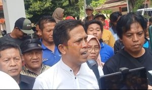 Koordinator Warga Kedunglengkong Hadi Purwanto ST SH ( Hadi Gerung) saat memberikan keterangan kepada Ratusan Wartawan