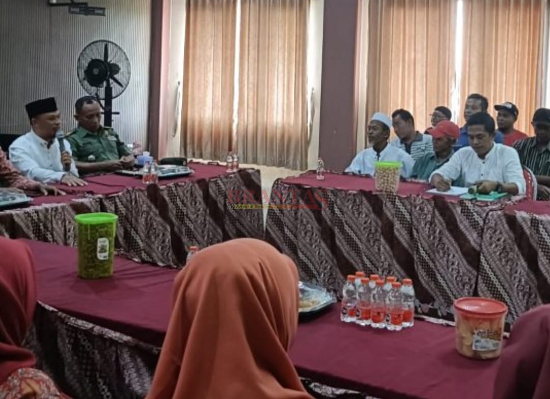 Camat Dlanggu Drs AS Bakri saat menyampaikan sambutannya saat diadakan Audensi dengan warga dengan Perangkat Desa Kedunglengkong