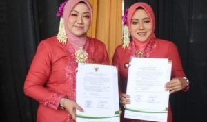 Ketua DPRD Kabupaten Mojokerto Hj Ayni Zuroh SE MM dan Bupati Ikfina Saat menerima WTP