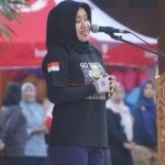 Bupati Ikfina didampingi Plt . Bapenda Kabupaten Mojokerto H. Pipit Susatiyo SE MM saat melaunching Program Bayar Pajak Non Tunai