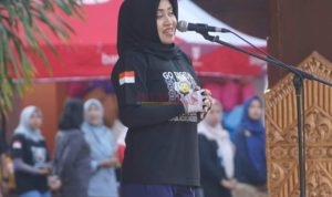 Bupati Ikfina didampingi Plt . Bapenda Kabupaten Mojokerto H. Pipit Susatiyo SE MM saat melaunching Program Bayar Pajak Non Tunai