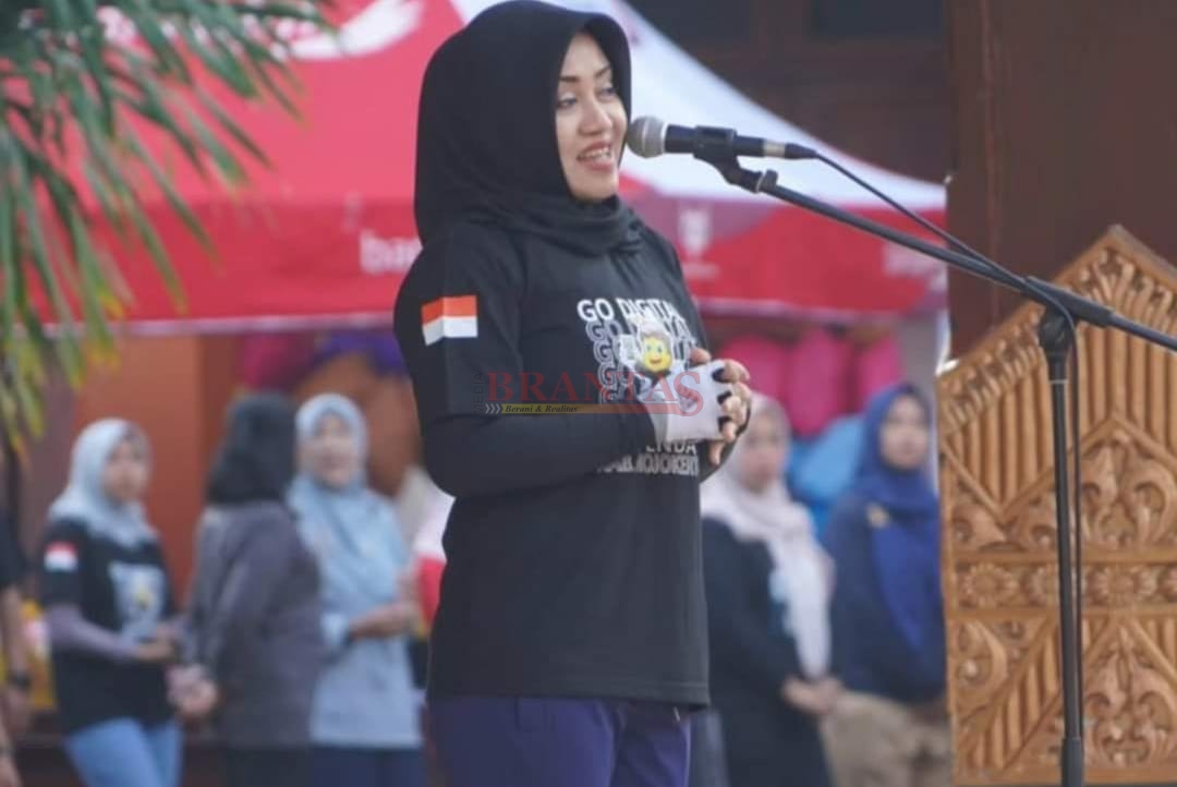 Bupati Ikfina didampingi Plt . Bapenda Kabupaten Mojokerto H. Pipit Susatiyo SE MM saat melaunching Program Bayar Pajak Non Tunai