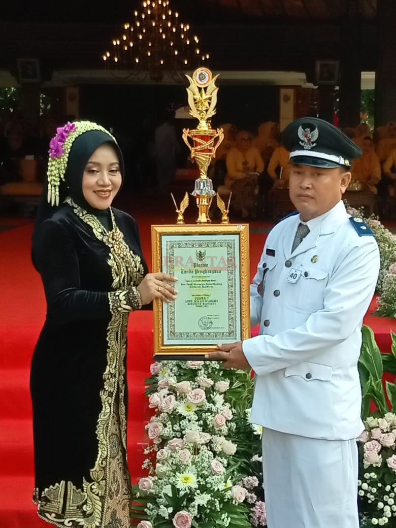 Bupati Ikfina Menyerahkan Piala dan Penghargaan Kepada Kades Pucuk Nanang Sudarmawan Juara 1 Lomba Desa