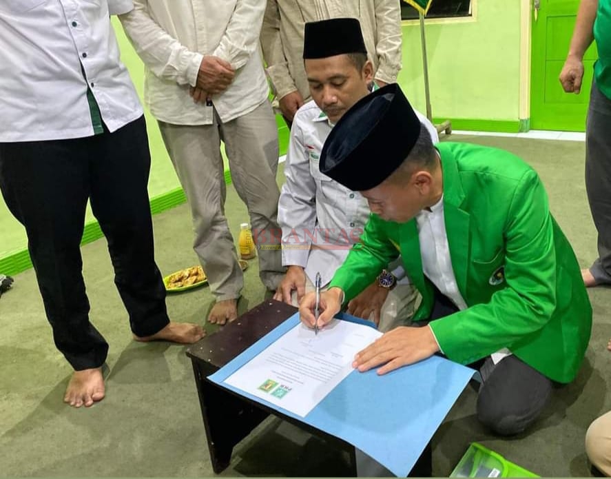 Ketua DPC PPP Kota Mojokerto Mayor Inf ( Purn ) H. Rufis Bahrudin ( Abah Rufis) Menandatangani Perjanjian Bersama Koalisi PPP dan PKB di Pilkada Kota Mojokerto 2024