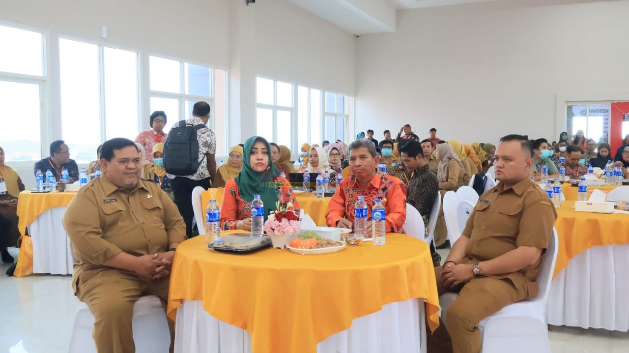 Bupati Mojokerto dr Ikfina Didampingi Direktur RSUD Prof dr Soekandar Mojosari dr Djalu Naskutub dan Direktur RSUD RA. Basoeni Gedeg dr. Rasyid Salim SpKJ ( Jiwa )