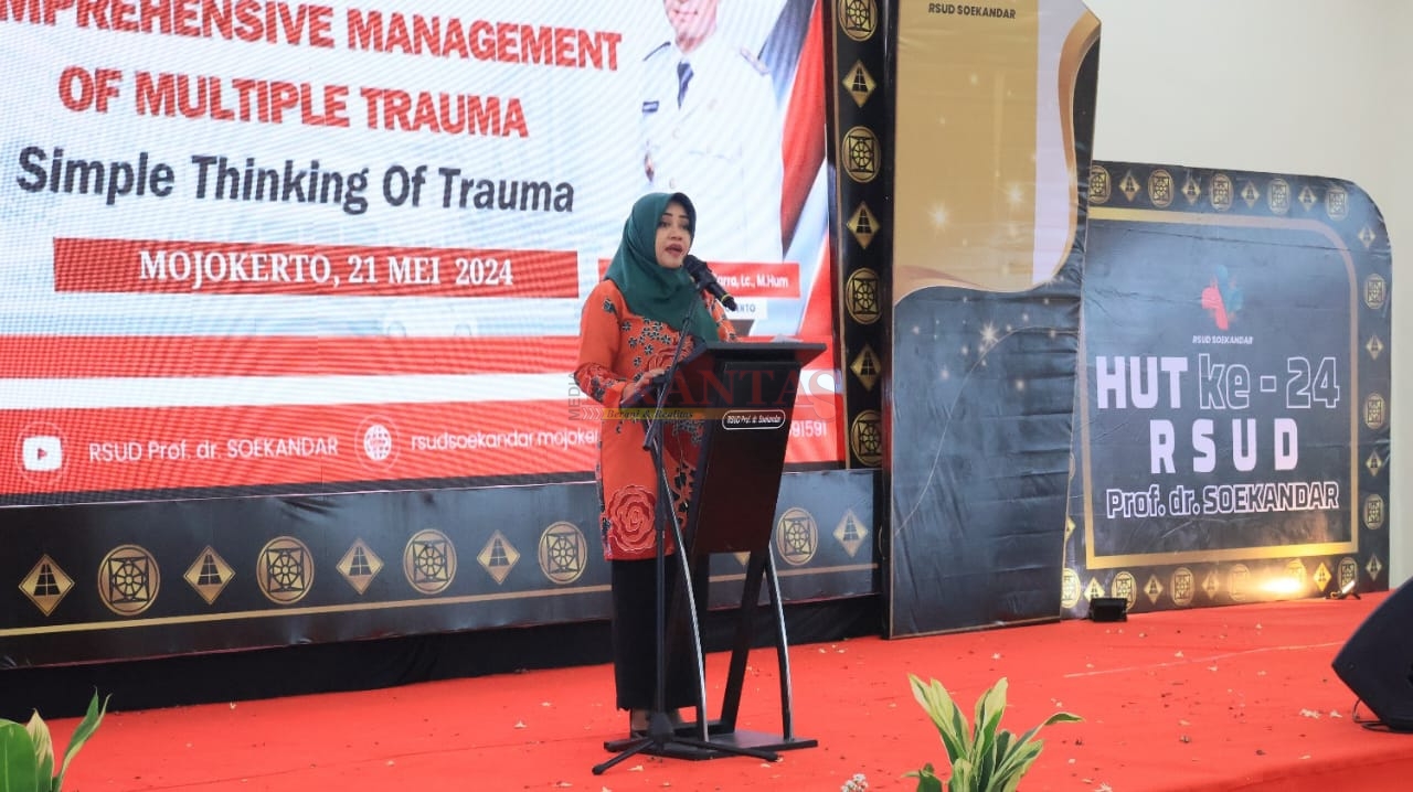 Bupati Mojokerto dr Ikfina Fatmawati saat menyampaikan sambutannya dan arahan pada acara seminar kesehatan