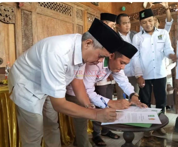 Ketua DPC Partai Gerindra Kota Mojokerto H. Mochamad Harun SH dan Ketua DPC PKB Kota Mojokerto H. Junaedi Malik SE saat MoU Koalisi