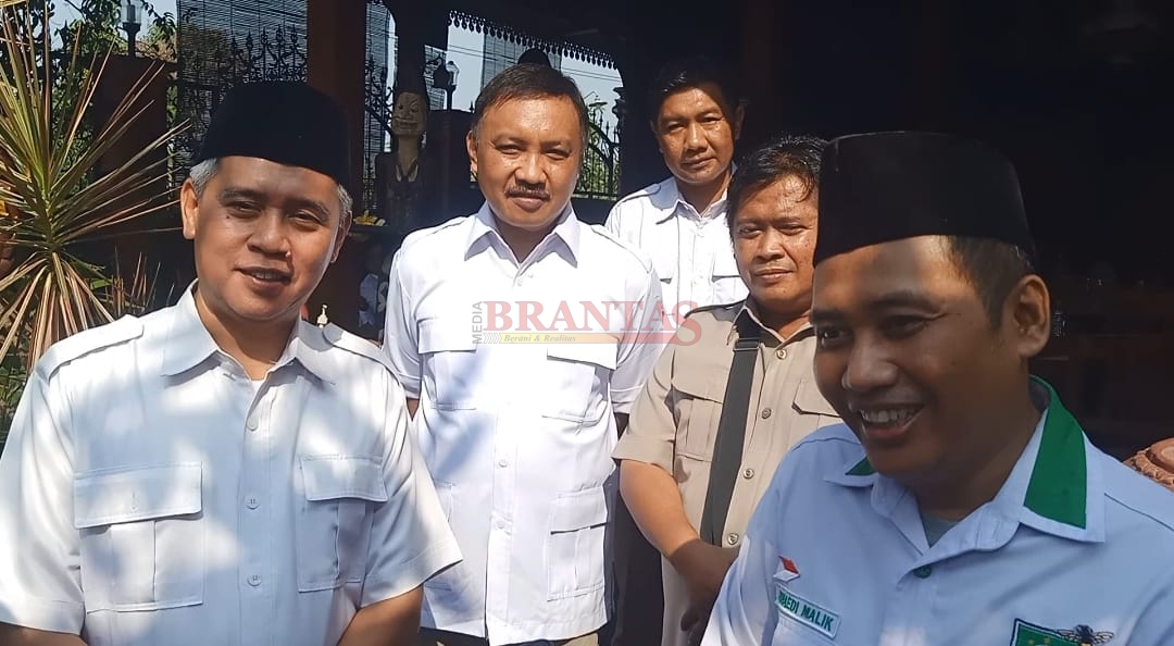 Calon Wakil Walikota Mojokerto Mas Harun (Tokoh Muhammadiyah )  didampingi Abah Sugiyanto dan Gus Joened ( Tokoh Tulen NU ) Calon Walikota Mojokerto saat Jumpa Pers