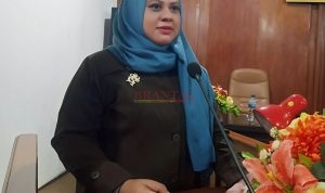 Juru bicara Fraksi PDI-Perjuangan DPRD Kota Mojokerto Hj. Silvia Elya Rosa SE MM saat menyampaikan Pandangan Umum Fraksi - Fraksi