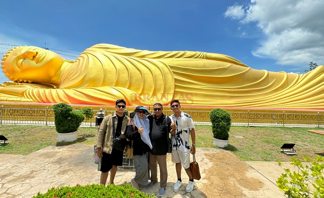 Ki Mulyono dan Keluarga nya saat berada di Patung Budha Tidur di Thailand