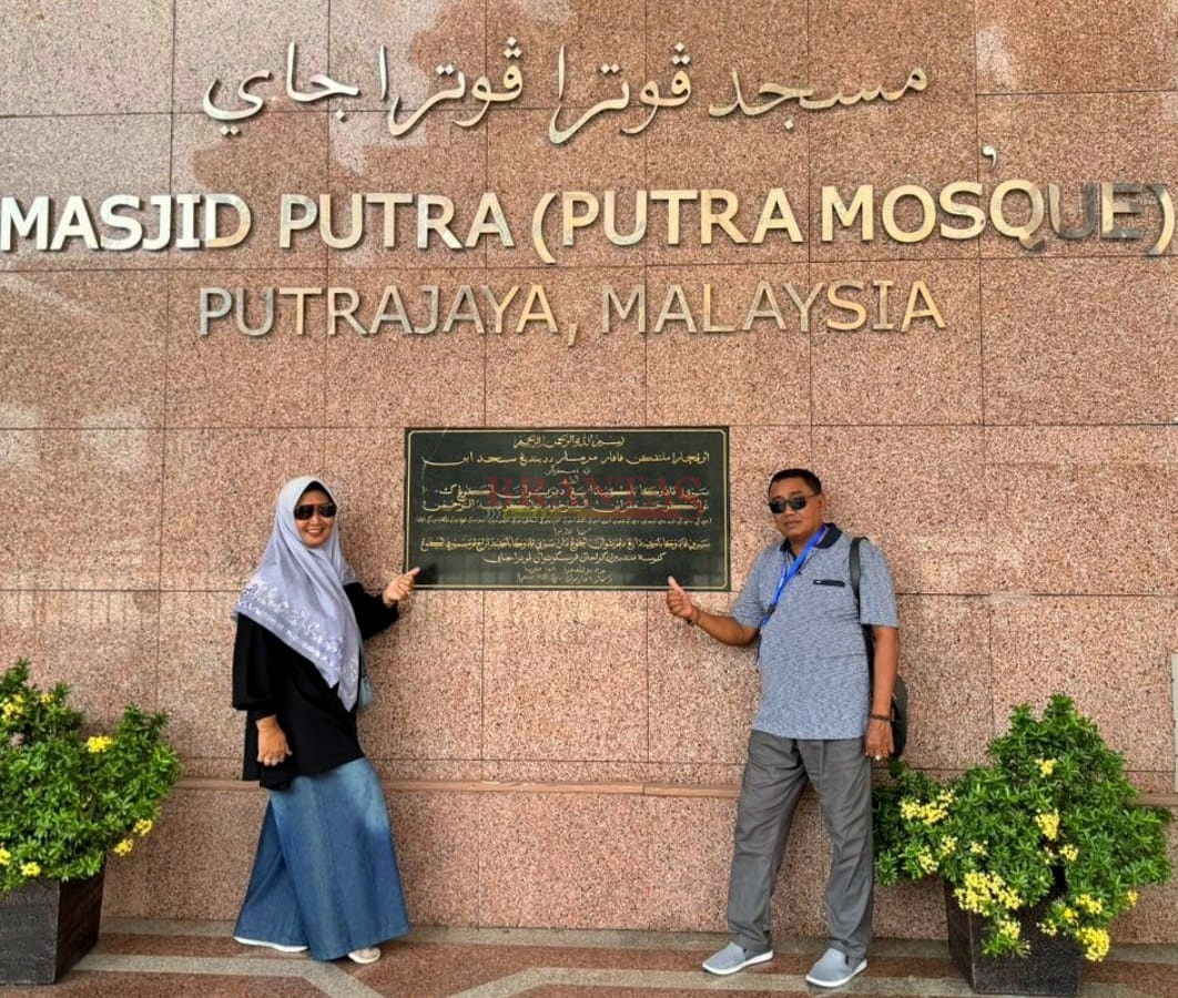 Ki Mulyono Bersama Istri nya Ibu Emi Triana, SE saat berada Masjid Putrajaya di Raja Malaysia