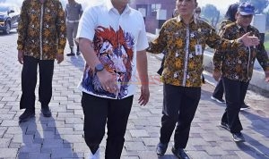 PJ Walikota Mojokerto Ali Kuncoro didampingi Kadis PUPR Perakim saat meninjau jalan yang akan diberi nama Jalan Bung Karno