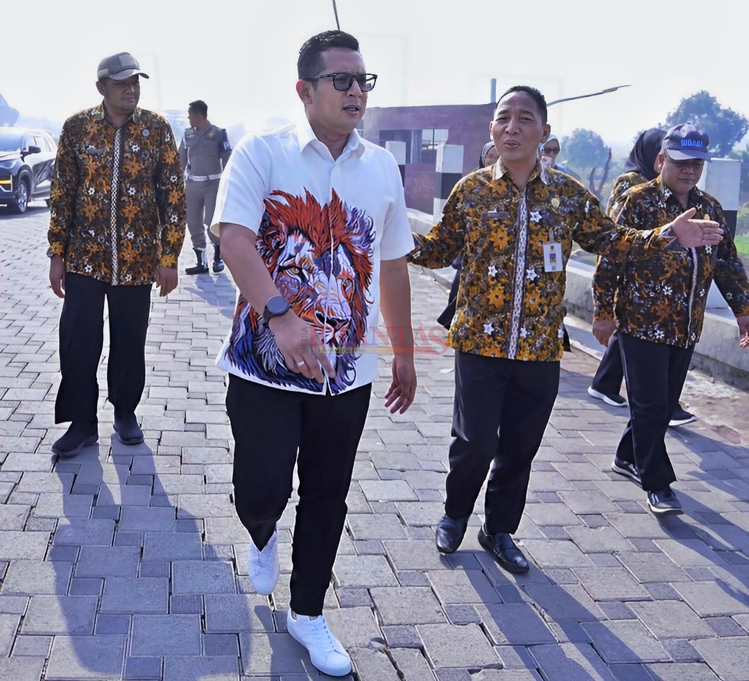 PJ Walikota Mojokerto Ali Kuncoro didampingi Kadis PUPR Perakim saat meninjau jalan yang akan diberi nama Jalan Bung Karno