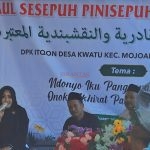 Bupati Mojokerto dr Ikfina Fatmawati Didampingi Camat Drs. HM. Malik dan Kades Kwatu H. Chosim, SH, saat menghadiri Khususiyah Kubro dan Haul Sesepuh Toriqoh