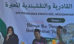 Bupati Mojokerto dr Ikfina Fatmawati Didampingi Camat Drs. HM. Malik dan Kades Kwatu H. Chosim, SH, saat menghadiri Khususiyah Kubro dan Haul Sesepuh Toriqoh