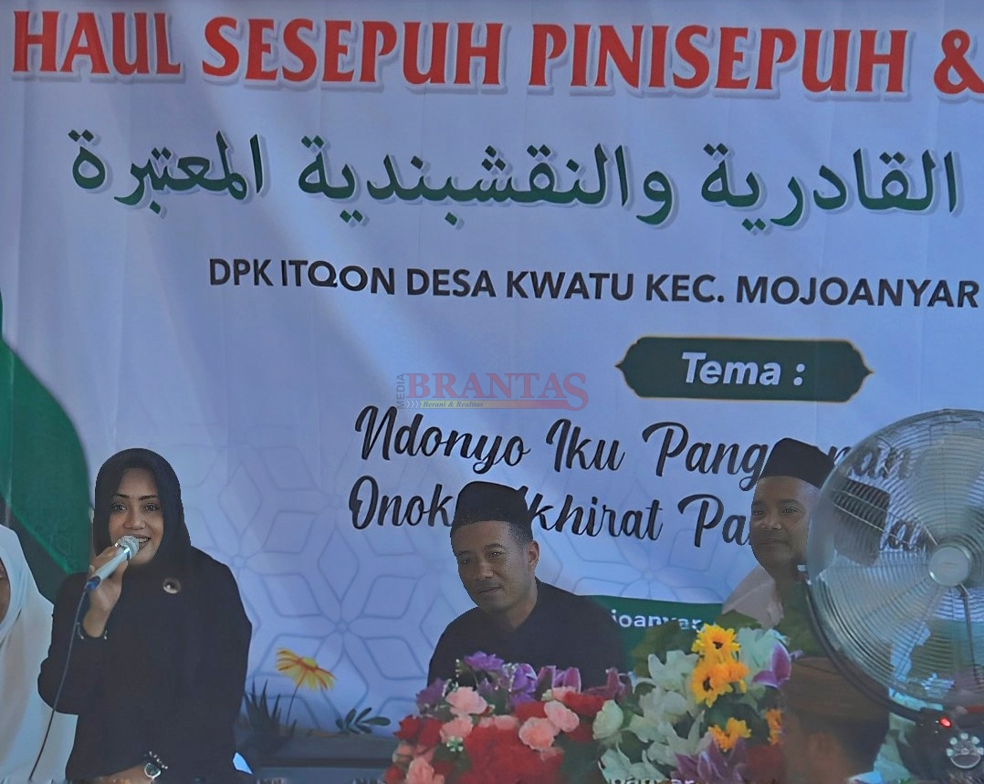 Bupati Mojokerto dr Ikfina Fatmawati Didampingi Camat Drs. HM. Malik dan Kades Kwatu H. Chosim, SH, saat menghadiri Khususiyah Kubro dan Haul Sesepuh Toriqoh