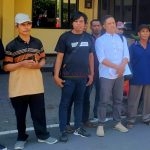 Aksi Perwakilan warga Desa Kedunglengkong Dlanggu yang dipimpin Tokoh Masyarakat Hadi Purwanto ST SH Saat melaporkan 4 Oknum Perangkat Desa Kedunglengkong ke Polres Mojokerto