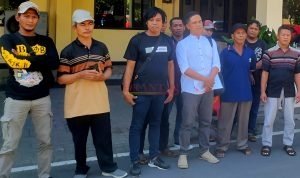 Aksi Perwakilan warga Desa Kedunglengkong Dlanggu yang dipimpin Tokoh Masyarakat Hadi Purwanto ST SH Saat melaporkan 4 Oknum Perangkat Desa Kedunglengkong ke Polres Mojokerto
