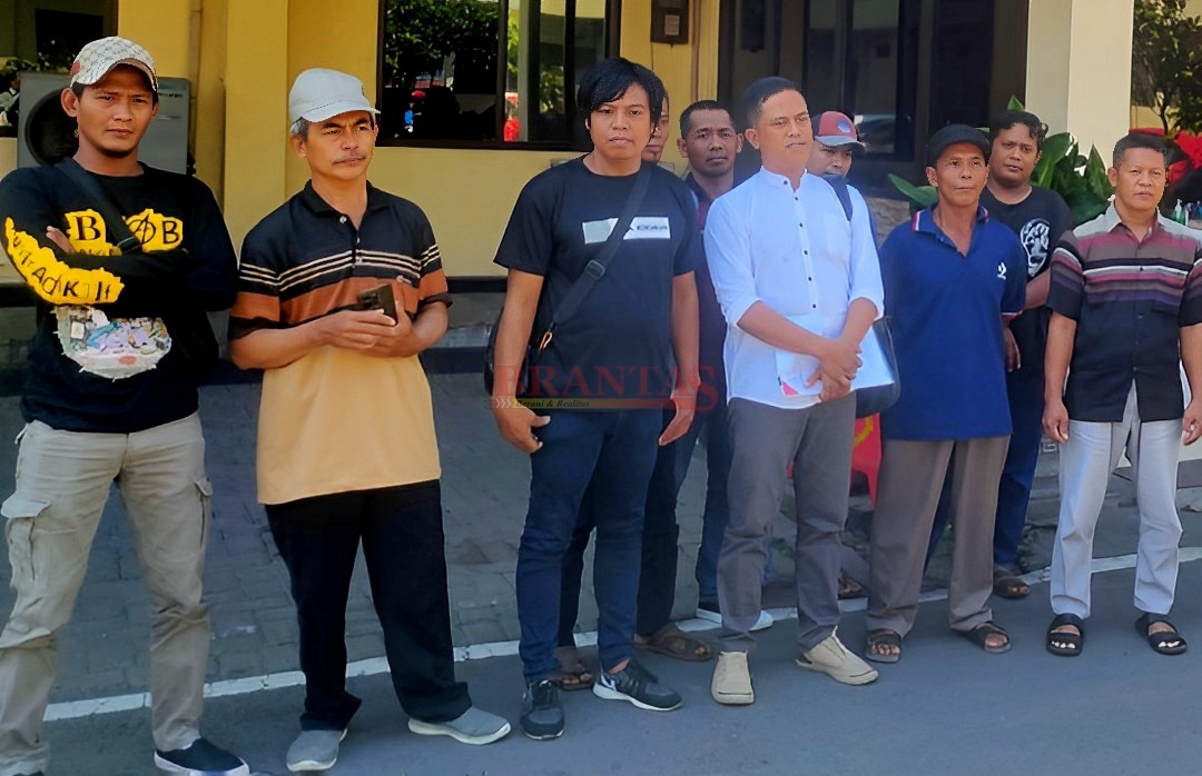 Aksi Perwakilan warga Desa Kedunglengkong Dlanggu yang dipimpin Tokoh Masyarakat Hadi Purwanto ST SH Saat melaporkan 4 Oknum Perangkat Desa Kedunglengkong ke Polres Mojokerto