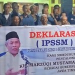 Para Pengrajin Sandal dan Sepatu di Kota Mojokerto yang tergabung di IPSSM Saat Melakukan Deklarasi Mendorong dan Mendukung agar KH. Marzuqi Mustamar Maju Sebagai Calon Gubernur Jatim