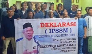 Para Pengrajin Sandal dan Sepatu di Kota Mojokerto yang tergabung di IPSSM Saat Melakukan Deklarasi Mendorong dan Mendukung agar KH. Marzuqi Mustamar Maju Sebagai Calon Gubernur Jatim