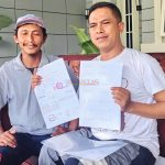 Tokoh masyarakat Dusun Banjarsari Desa Kedunglengkong Dlanggu Hadi Purwanto ST SH memperlihatkan adanya tanda tangan palsu di LPJ di Pemdes Kedunglengkong