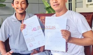 Tokoh masyarakat Dusun Banjarsari Desa Kedunglengkong Dlanggu Hadi Purwanto ST SH memperlihatkan adanya tanda tangan palsu di LPJ di Pemdes Kedunglengkong