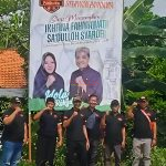 Para RELAWAN PANDAWA photo di depan Baliho gambar IKHFINA FAHMAWATI - SA' DULLOH SYAROFI Calon Bupati dan Calon Wakil Bupati Mojokerto di jalan Raya Sawahan Bangsal