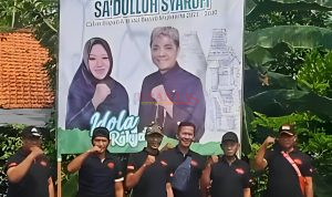 Para RELAWAN PANDAWA photo di depan Baliho gambar IKHFINA FAHMAWATI - SA' DULLOH SYAROFI Calon Bupati dan Calon Wakil Bupati Mojokerto di jalan Raya Sawahan Bangsal