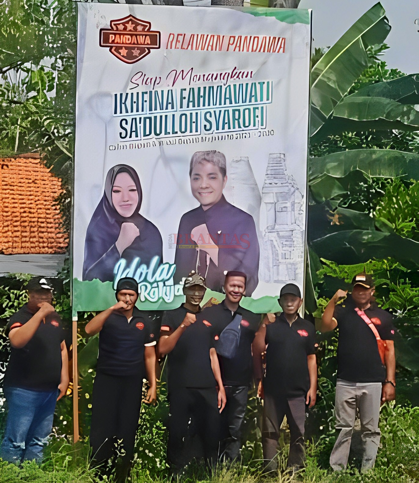 Para RELAWAN PANDAWA photo di depan Baliho gambar IKHFINA FAHMAWATI - SA' DULLOH SYAROFI Calon Bupati dan Calon Wakil Bupati Mojokerto di jalan Raya Sawahan Bangsal