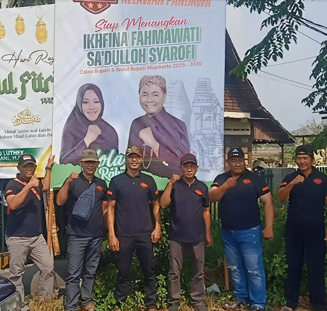 Para RELAWAN PANDAWA photo di depan Baliho gambar IKHFINA FAHMAWATI - SA" DULLOH SYAROFI Calon Bupati dan Calon Wakil Bupati Mojokerto di Perempatan Pasinan