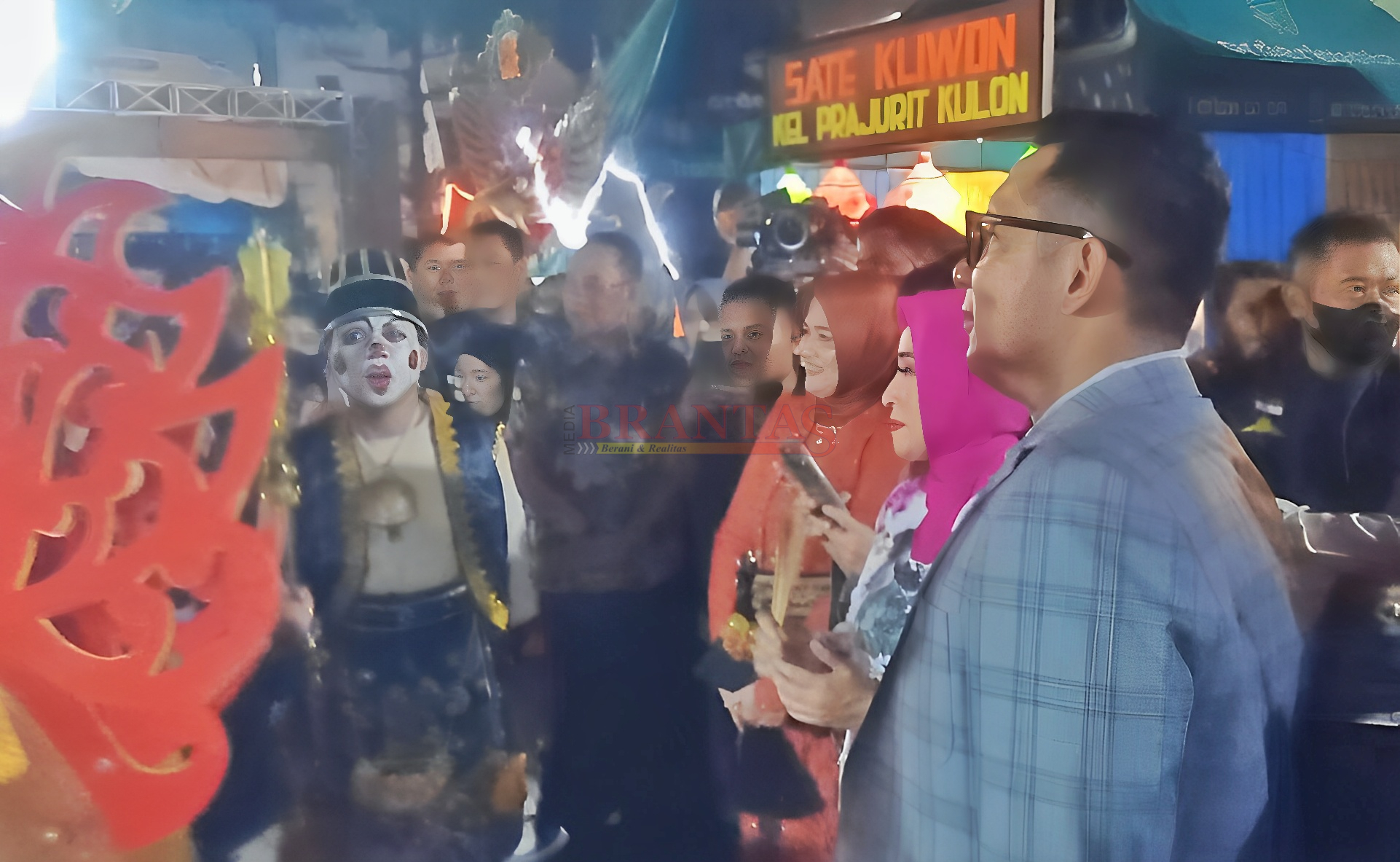 PJ Walikota Mojokerto Ali Kuncoro saat meninjau Stan Festival Bakar Sate dalam rangka HUT ke 106 Kota Mojokerto